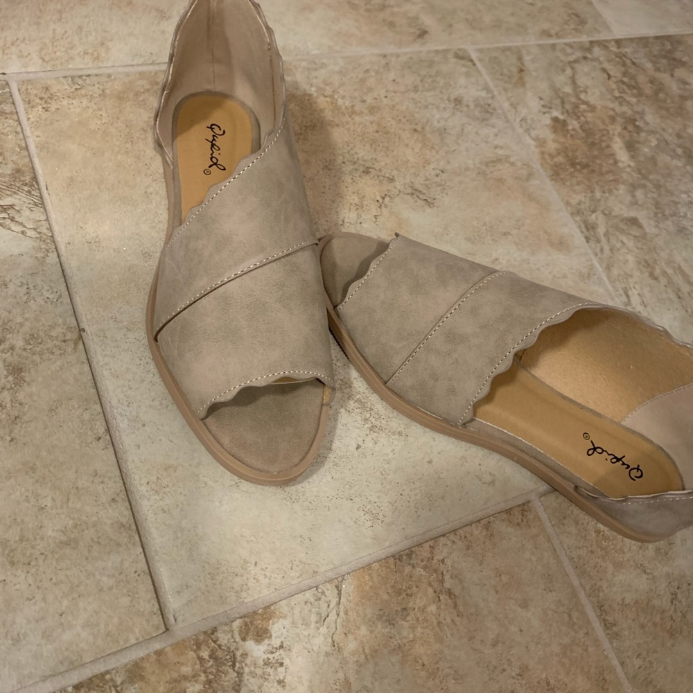 Scalloped flats. Brand new